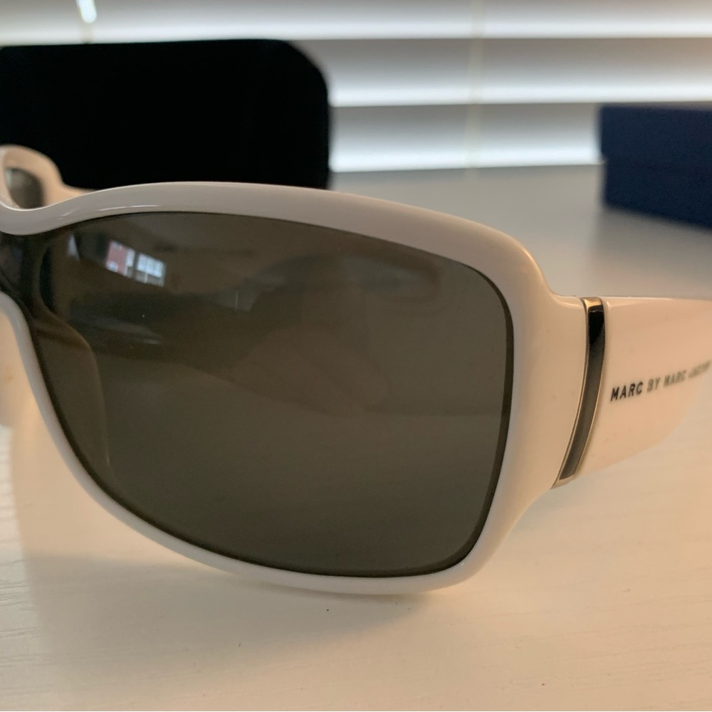 Stylish White Marc Jacobs Sunglasses Mint Condition with case - Picture 3 of 7
